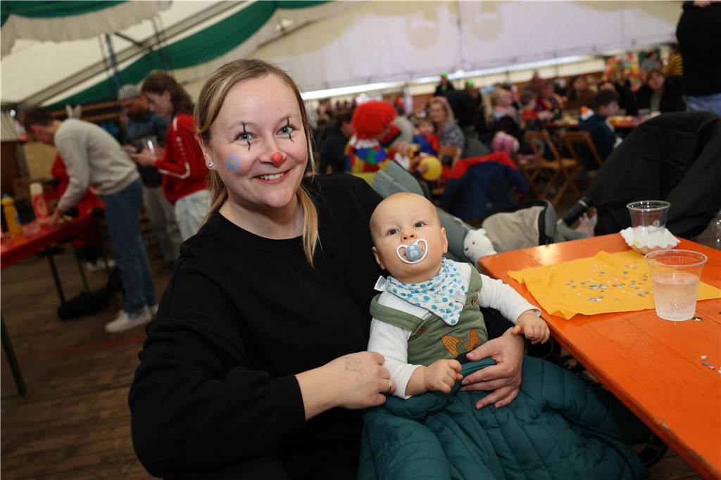 Kinder-Karneval in Selm: Funkelnde Kinderaugen und lange Schlangen