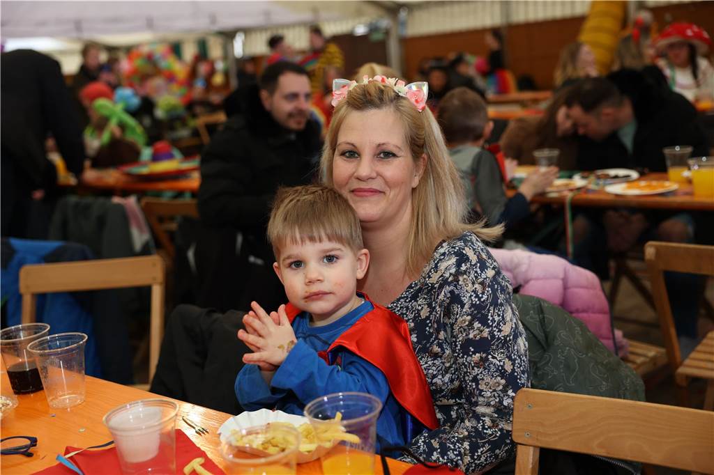 Kinder-Karneval in Selm: Funkelnde Kinderaugen und lange Schlangen