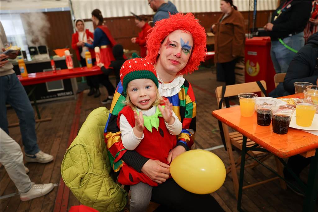 Kinder-Karneval in Selm: Funkelnde Kinderaugen und lange Schlangen