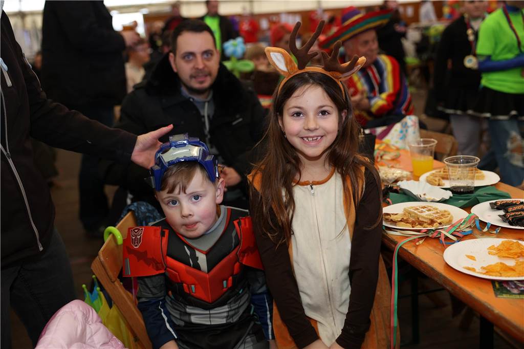 Kinder-Karneval in Selm: Funkelnde Kinderaugen und lange Schlangen
