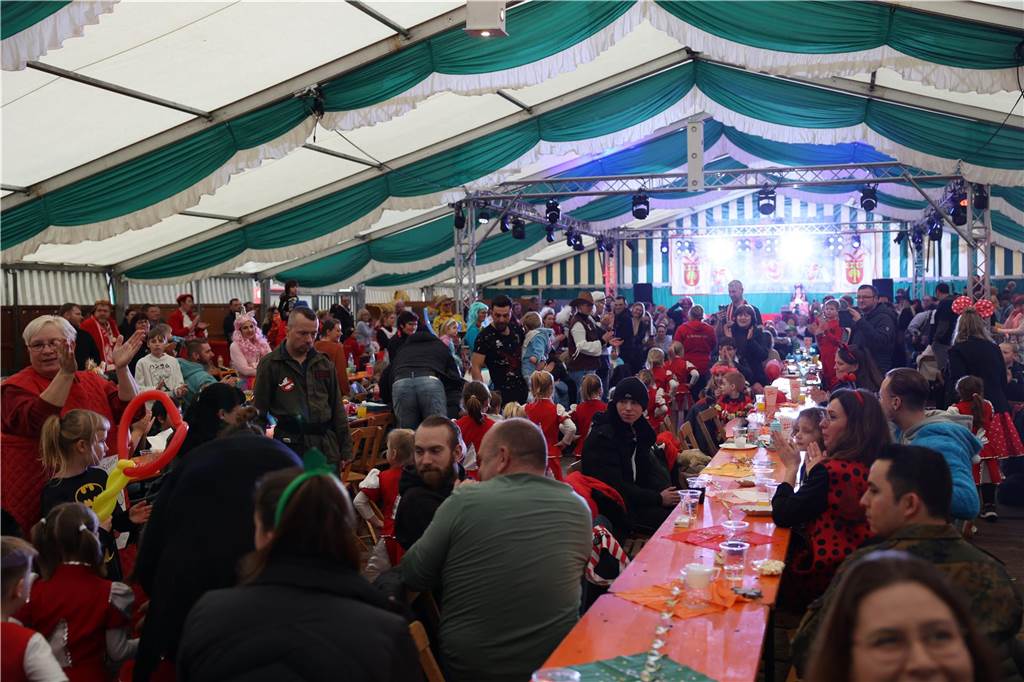 Kinder-Karneval in Selm: Funkelnde Kinderaugen und lange Schlangen