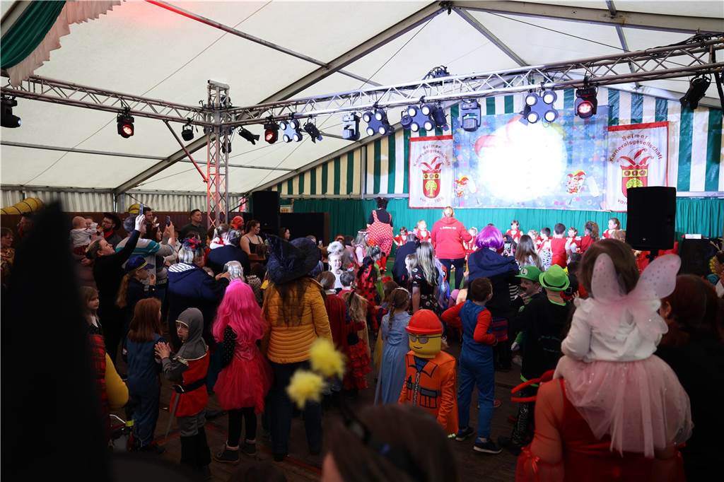 Kinder-Karneval in Selm: Funkelnde Kinderaugen und lange Schlangen