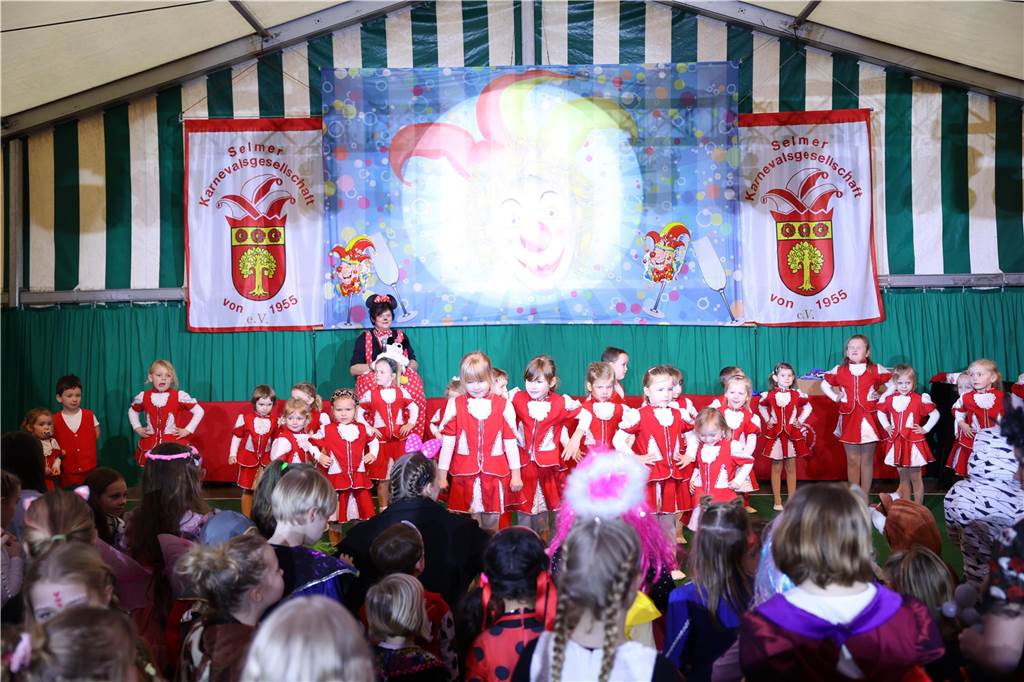 Kinder-Karneval in Selm: Funkelnde Kinderaugen und lange Schlangen