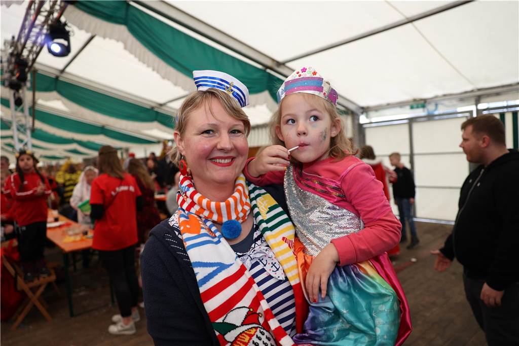 Kinder-Karneval in Selm: Funkelnde Kinderaugen und lange Schlangen