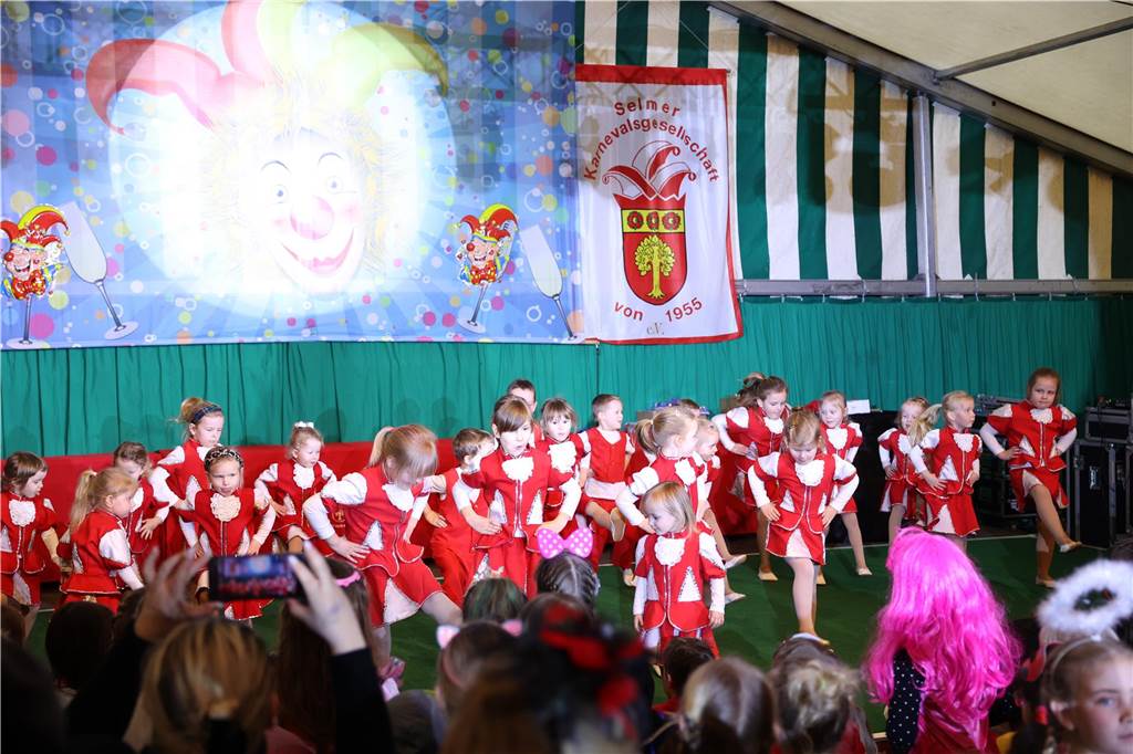 Kinder-Karneval in Selm: Funkelnde Kinderaugen und lange Schlangen