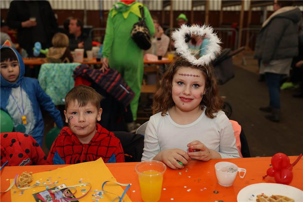Kinder-Karneval in Selm: Funkelnde Kinderaugen und lange Schlangen