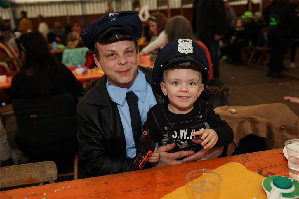 Kinder-Karneval in Selm: Funkelnde Kinderaugen und lange Schlangen