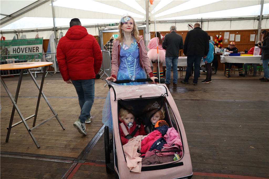 Kinder-Karneval in Selm: Funkelnde Kinderaugen und lange Schlangen