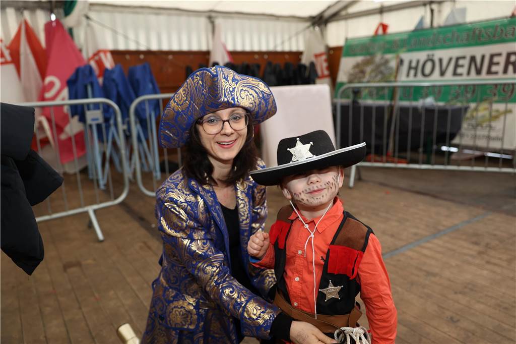 Kinder-Karneval in Selm: Funkelnde Kinderaugen und lange Schlangen
