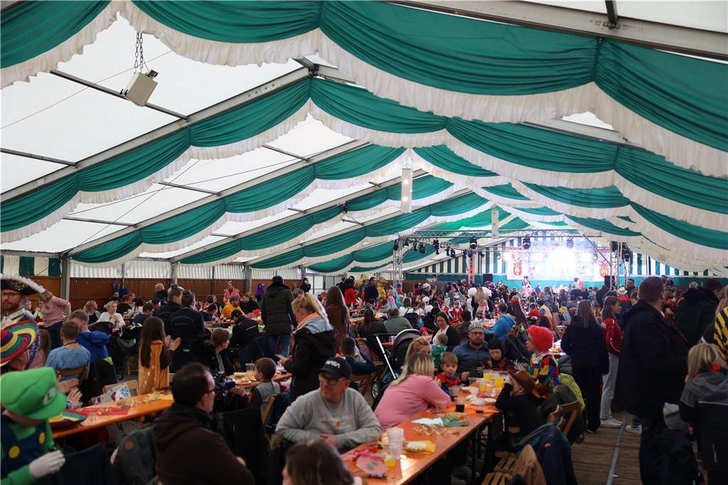Kinder-Karneval in Selm: Funkelnde Kinderaugen und lange Schlangen