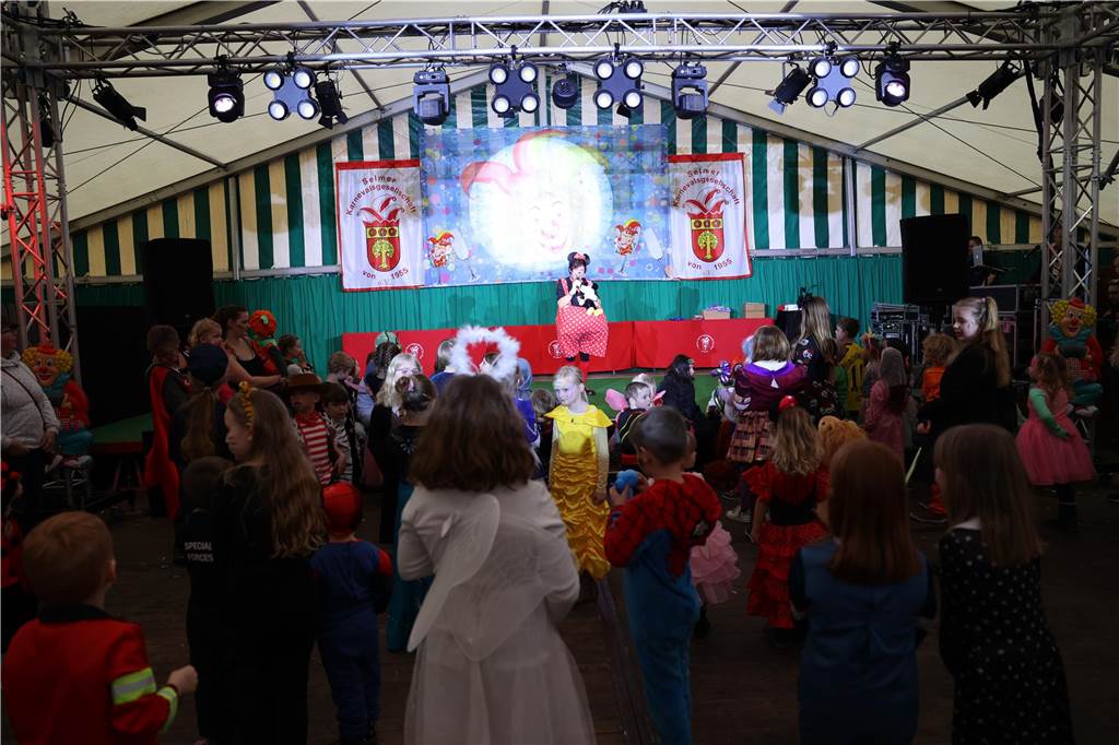 Kinder-Karneval in Selm: Funkelnde Kinderaugen und lange Schlangen
