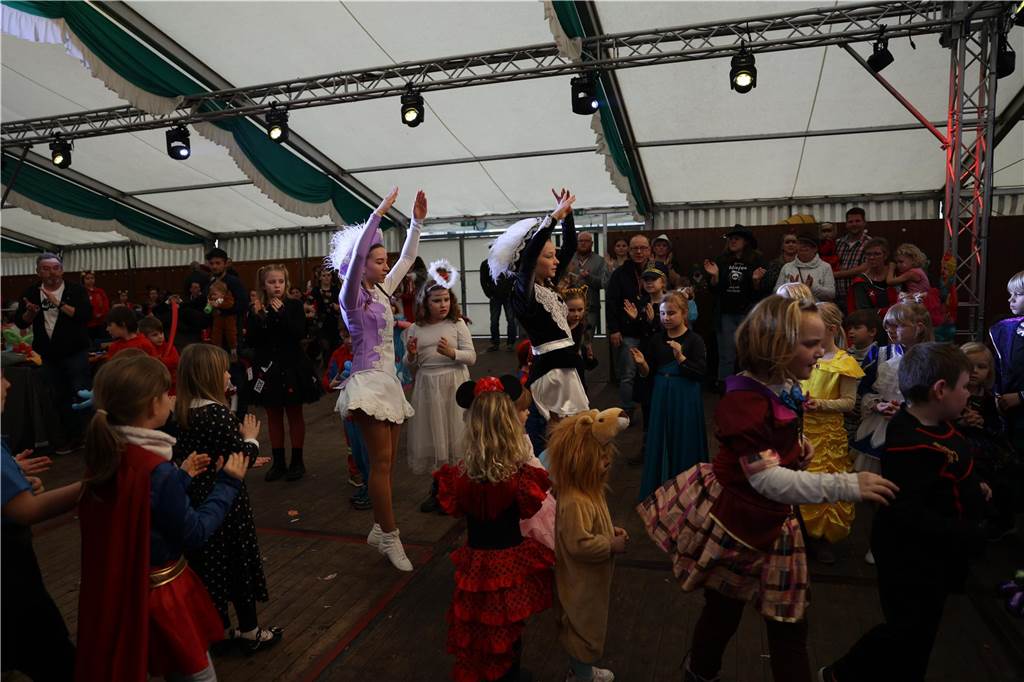 Kinder-Karneval in Selm: Funkelnde Kinderaugen und lange Schlangen