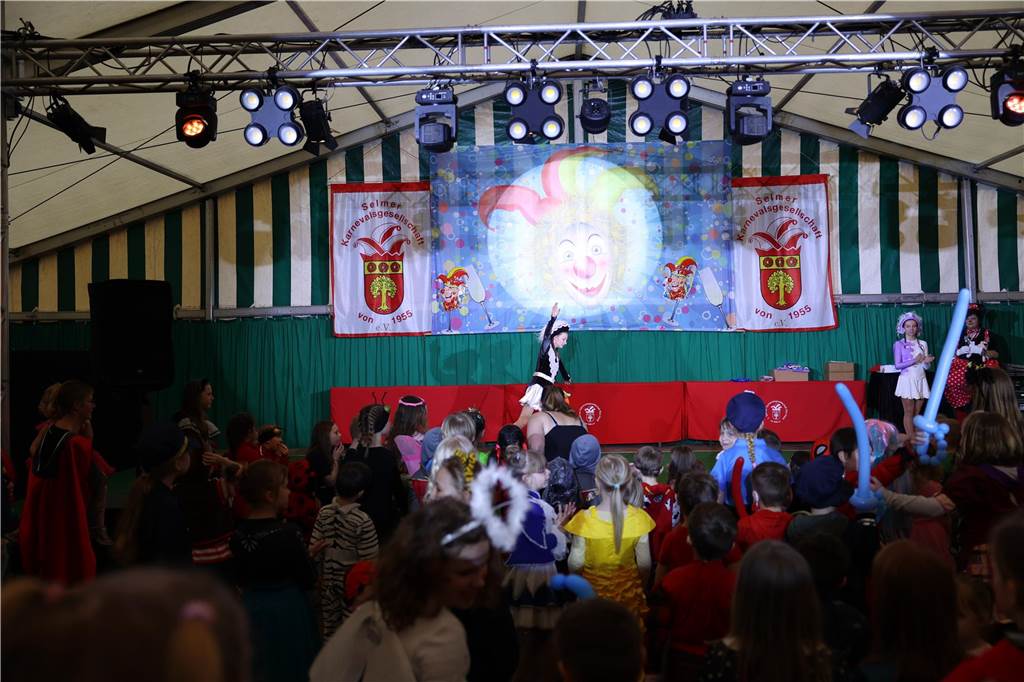 Kinder-Karneval in Selm: Funkelnde Kinderaugen und lange Schlangen