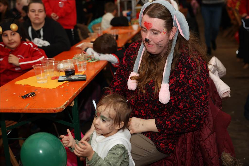 Kinder-Karneval in Selm: Funkelnde Kinderaugen und lange Schlangen