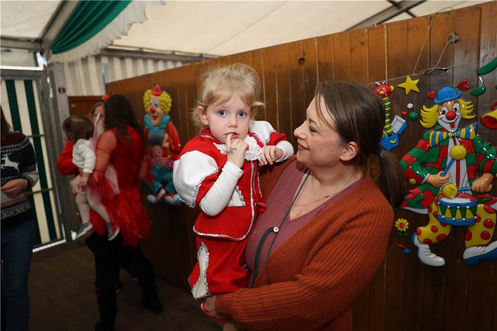 Kinder-Karneval in Selm: Funkelnde Kinderaugen und lange Schlangen
