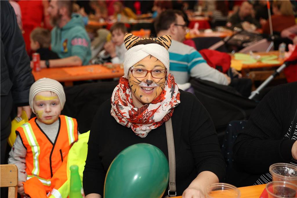 Kinder-Karneval in Selm: Funkelnde Kinderaugen und lange Schlangen