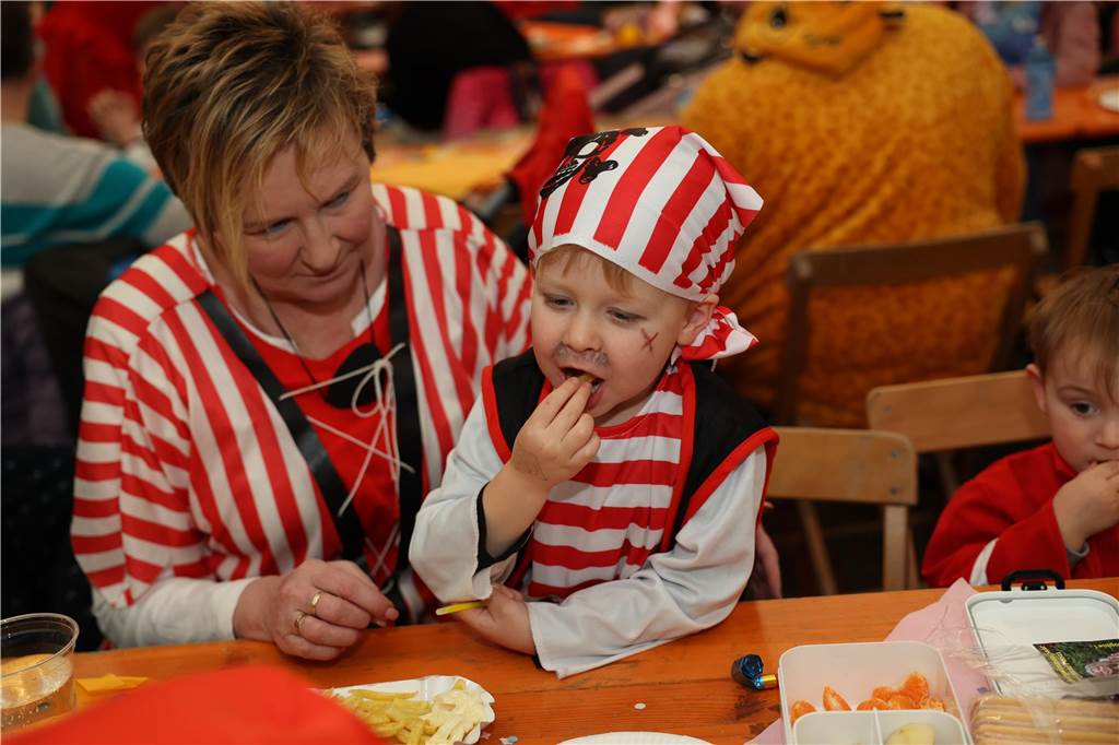 Kinder-Karneval in Selm: Funkelnde Kinderaugen und lange Schlangen