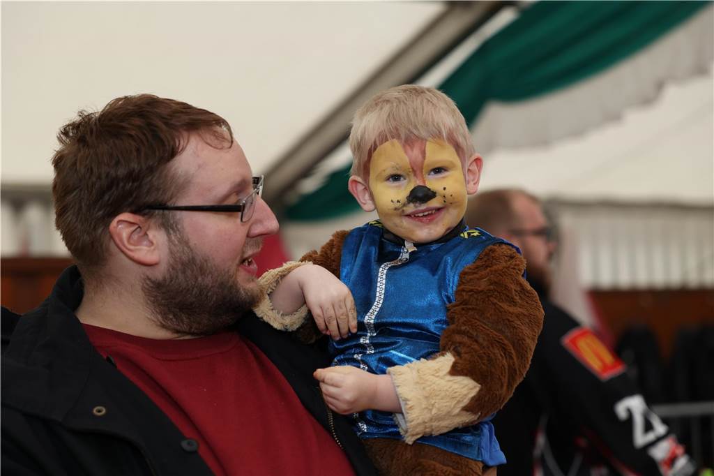 Kinder-Karneval in Selm: Funkelnde Kinderaugen und lange Schlangen