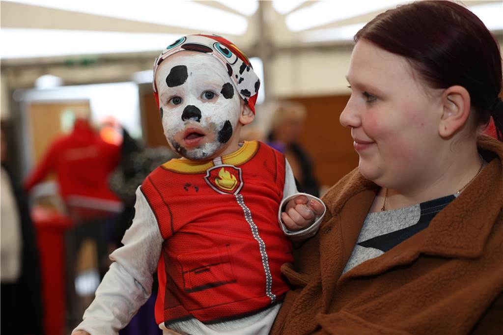 Kinder-Karneval in Selm: Funkelnde Kinderaugen und lange Schlangen