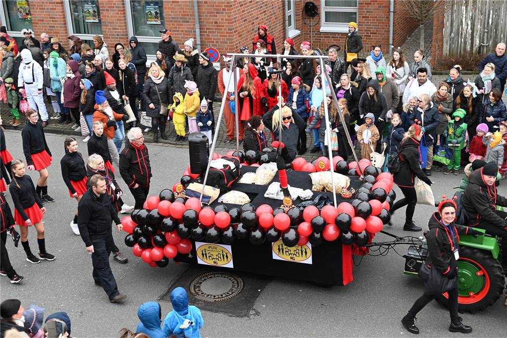 Der Raesfelder Rosenmontagszug zog mit 31 Gruppen durch die Gemeinde.