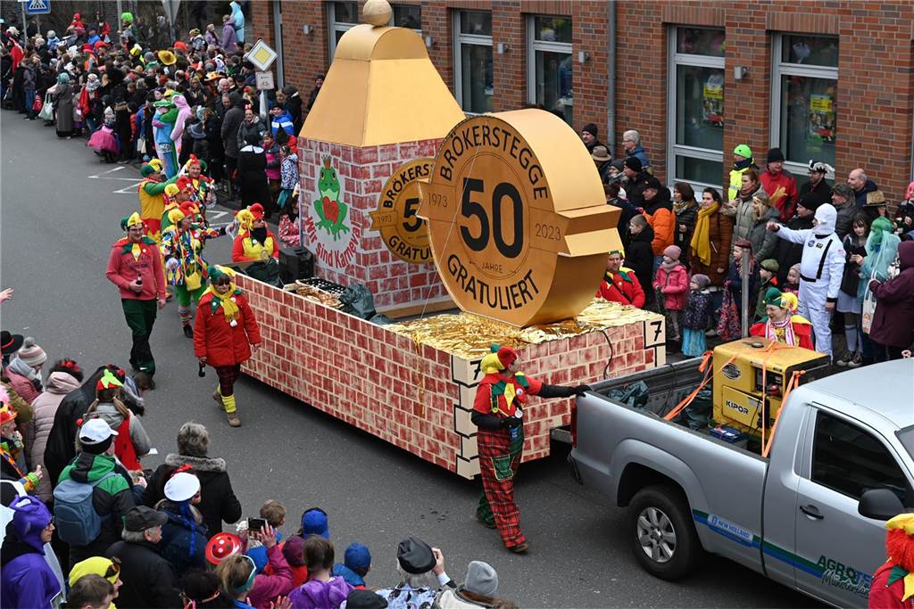Der Raesfelder Rosenmontagszug zog mit 31 Gruppen durch die Gemeinde.