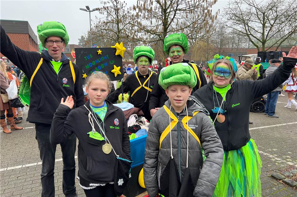 Viele Fotos vom Karnevalsumzug in Nordkirchen 2023: Tausende Narren feiern in der Innenstadt