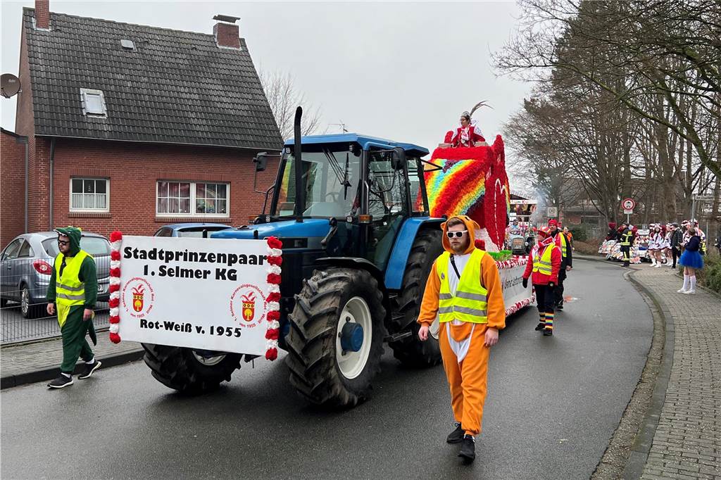Viele Fotos vom Karnevalsumzug in Nordkirchen 2023: Tausende Narren feiern in der Innenstadt