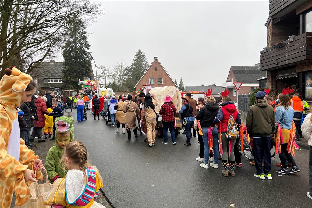 Viele Fotos vom Karnevalsumzug in Nordkirchen 2023: Tausende Narren feiern in der Innenstadt