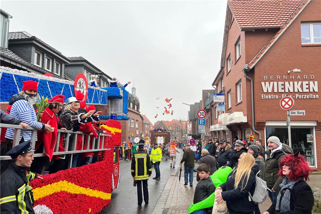 Viele Fotos vom Karnevalsumzug in Nordkirchen 2023: Tausende Narren feiern in der Innenstadt