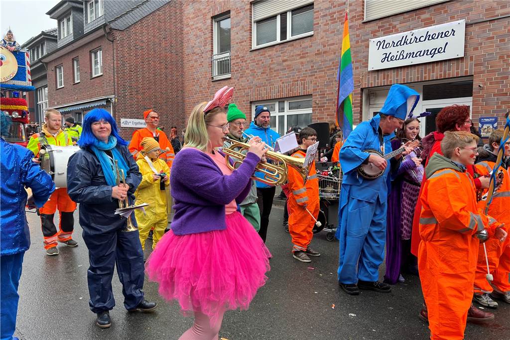 Viele Fotos vom Karnevalsumzug in Nordkirchen 2023: Tausende Narren feiern in der Innenstadt