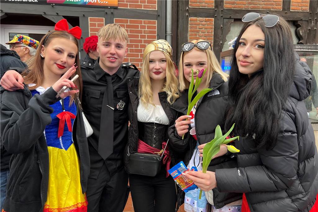 Viele Fotos vom Karnevalsumzug in Nordkirchen 2023: Tausende Narren feiern in der Innenstadt