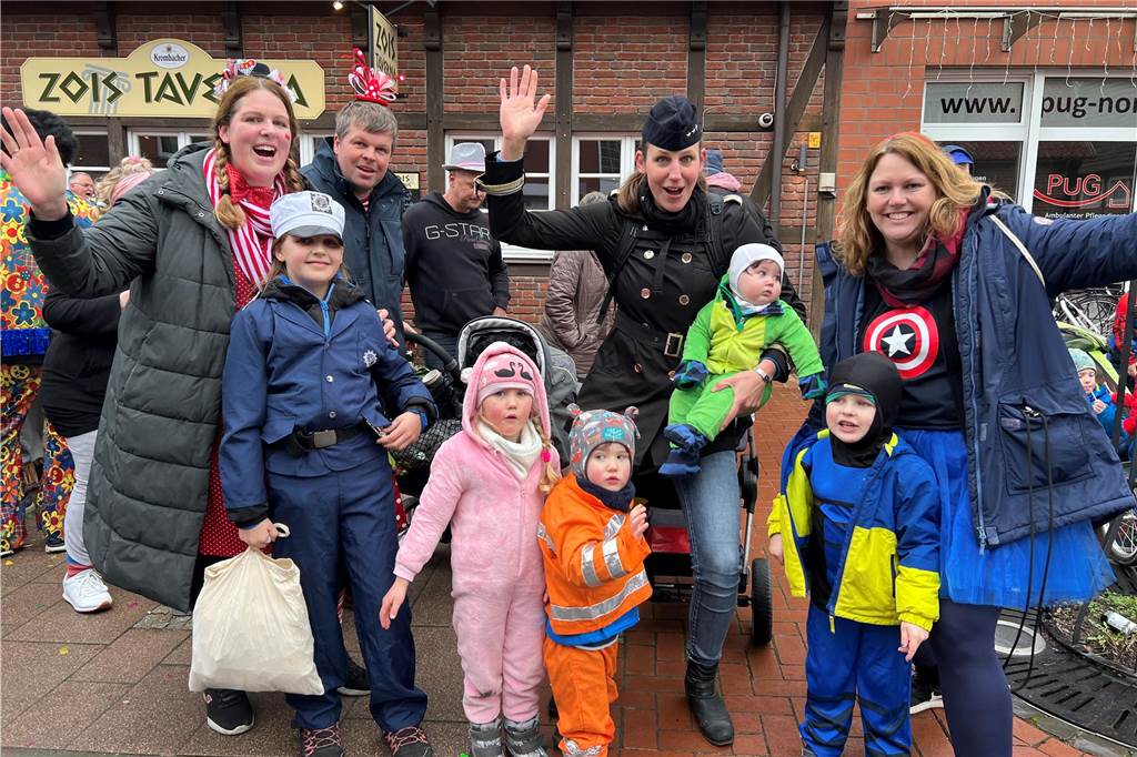 Viele Fotos vom Karnevalsumzug in Nordkirchen 2023: Tausende Narren feiern in der Innenstadt