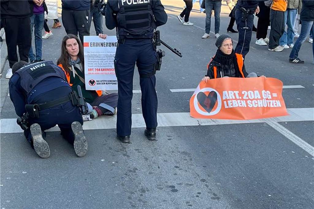 „Letzte Generation“ klebt sich auf Wall fest: Polizeieinsatz im Berufsverkehr