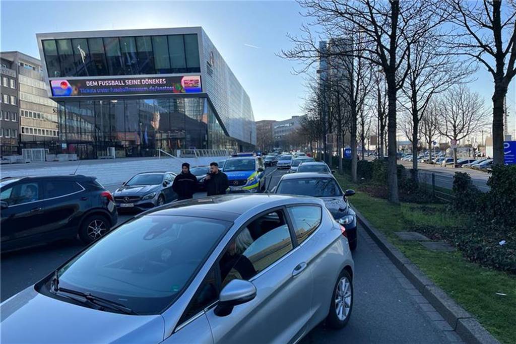 „Letzte Generation“ klebt sich auf Wall fest: Polizeieinsatz im Berufsverkehr