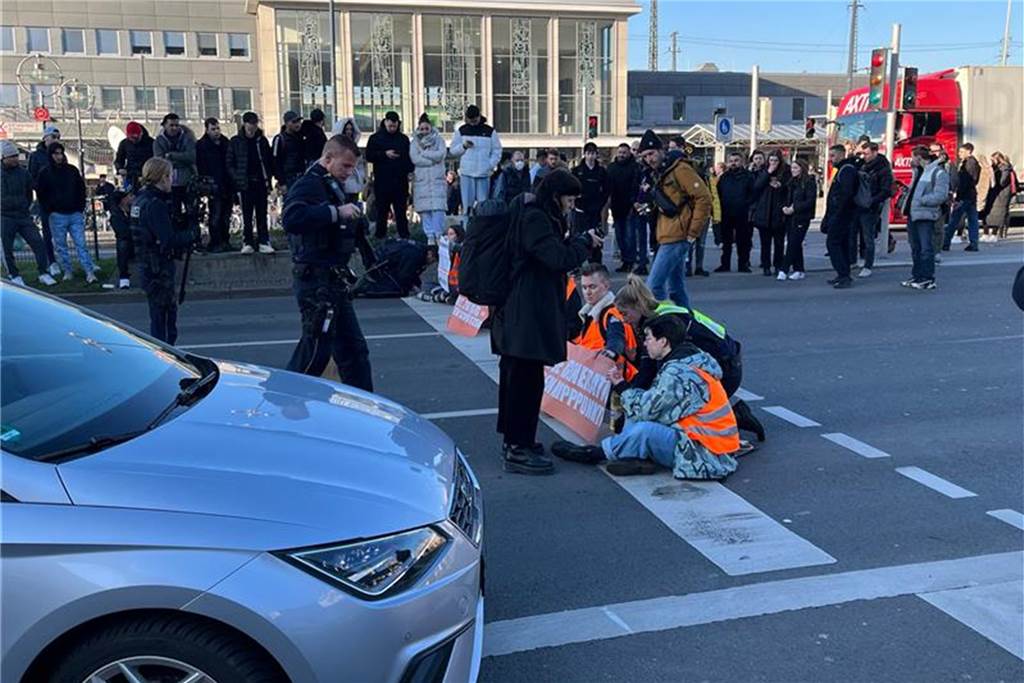 „Letzte Generation“ klebt sich auf Wall fest: Polizeieinsatz im Berufsverkehr