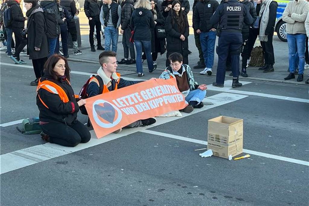 „Letzte Generation“ klebt sich auf Wall fest: Polizeieinsatz im Berufsverkehr