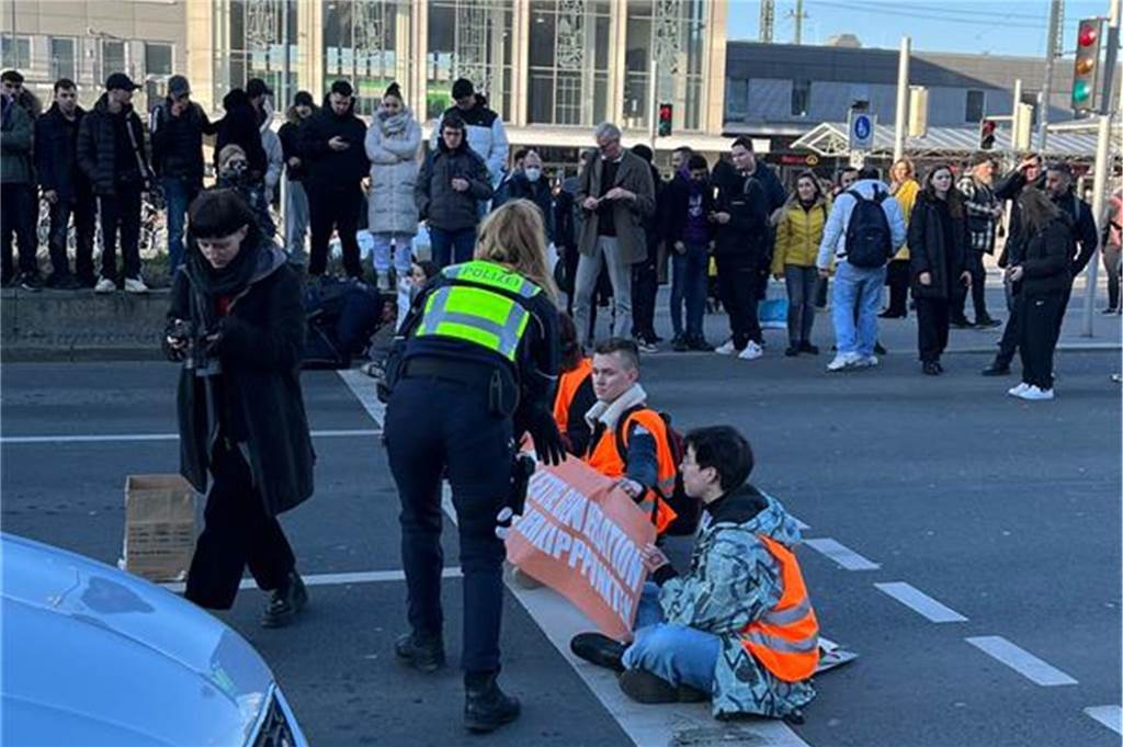 „Letzte Generation“ klebt sich auf Wall fest: Polizeieinsatz im Berufsverkehr