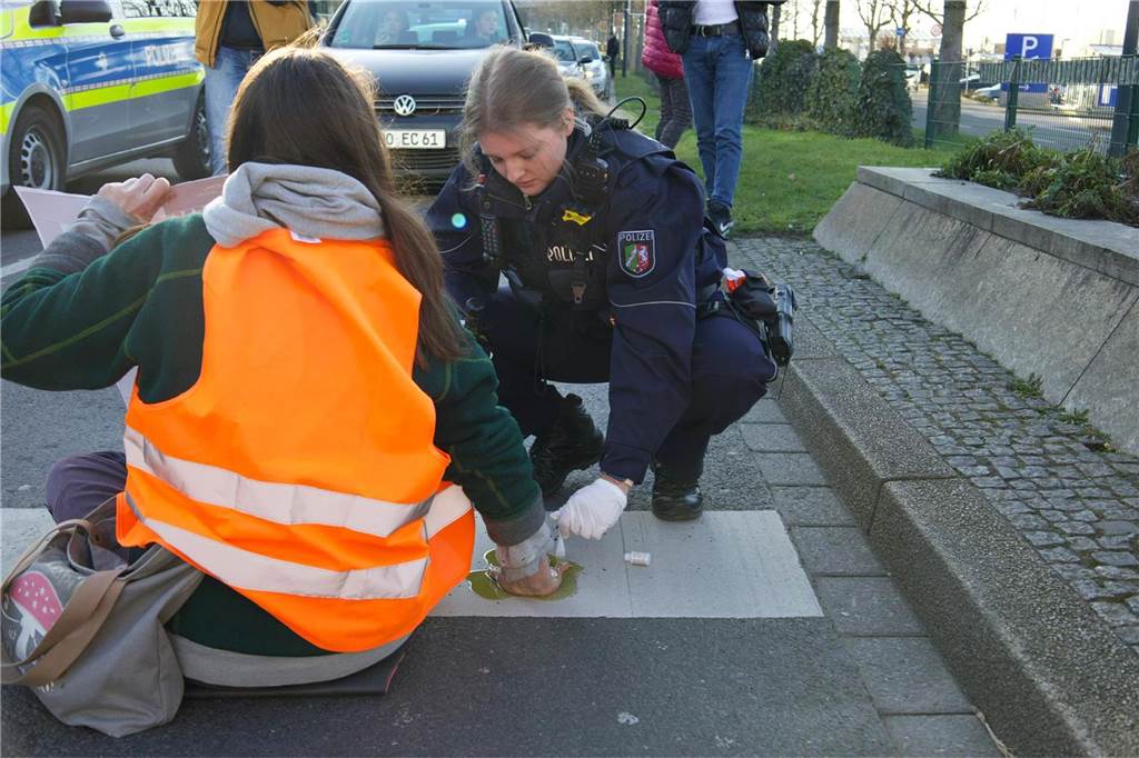 „Letzte Generation“ klebt sich auf Wall fest: Polizeieinsatz im Berufsverkehr