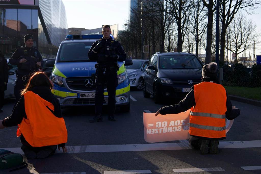 „Letzte Generation“ klebt sich auf Wall fest: Polizeieinsatz im Berufsverkehr