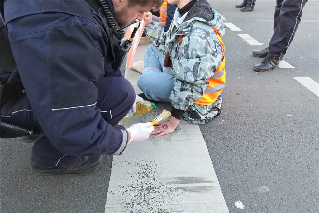 „Letzte Generation“ klebt sich auf Wall fest: Polizeieinsatz im Berufsverkehr