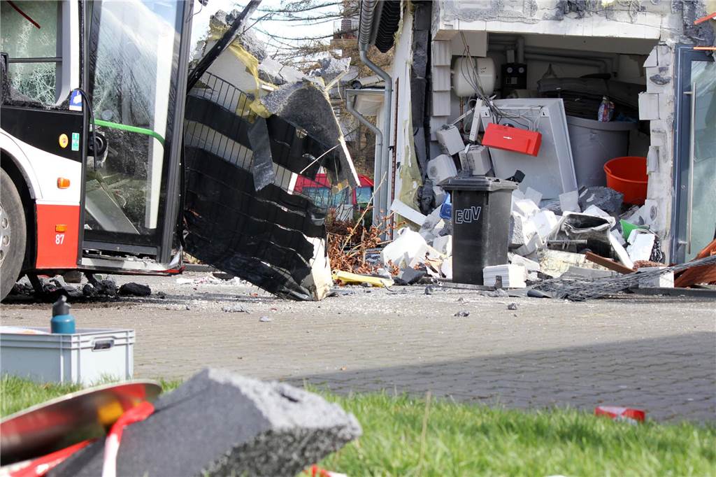 Spektakuläre Bilder von der Karlstraße: Bergung nach Busunglück von Castrop-Rauxel