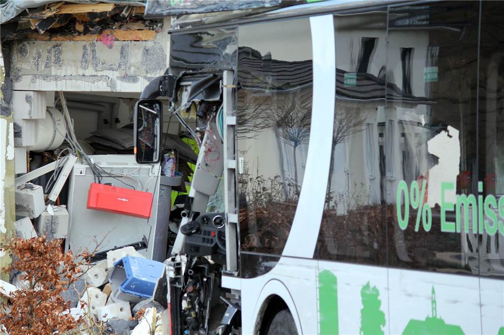 Spektakuläre Bilder von der Karlstraße: Bergung nach Busunglück von Castrop-Rauxel
