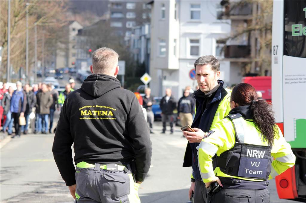 Spektakuläre Bilder von der Karlstraße: Bergung nach Busunglück von Castrop-Rauxel