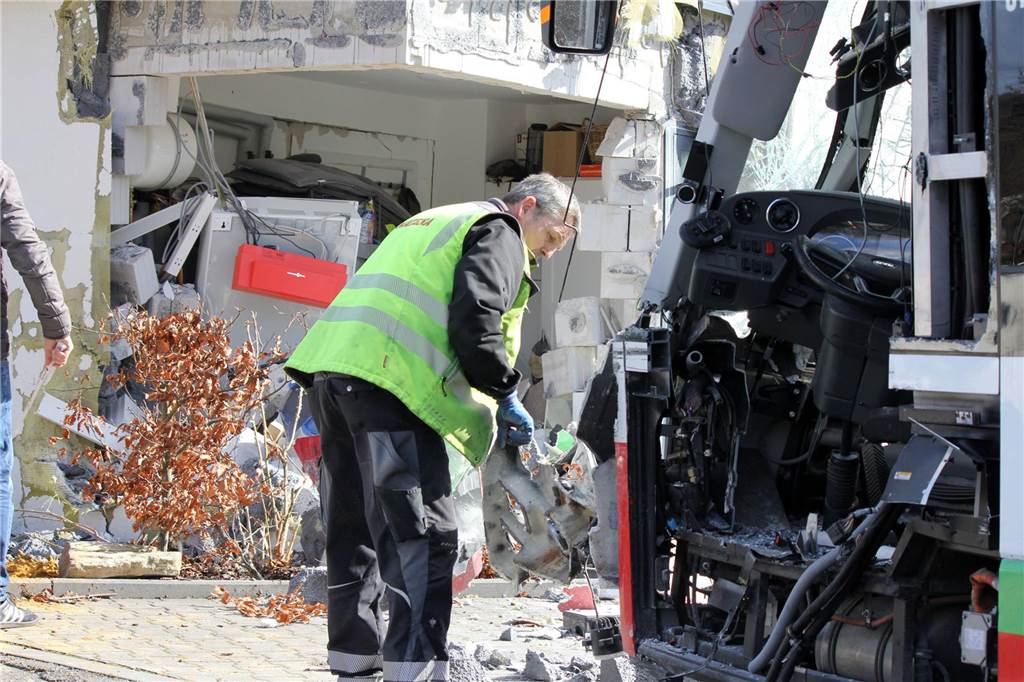 Spektakuläre Bilder von der Karlstraße: Bergung nach Busunglück von Castrop-Rauxel