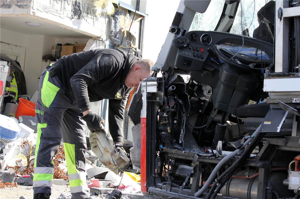 Spektakuläre Bilder von der Karlstraße: Bergung nach Busunglück von Castrop-Rauxel