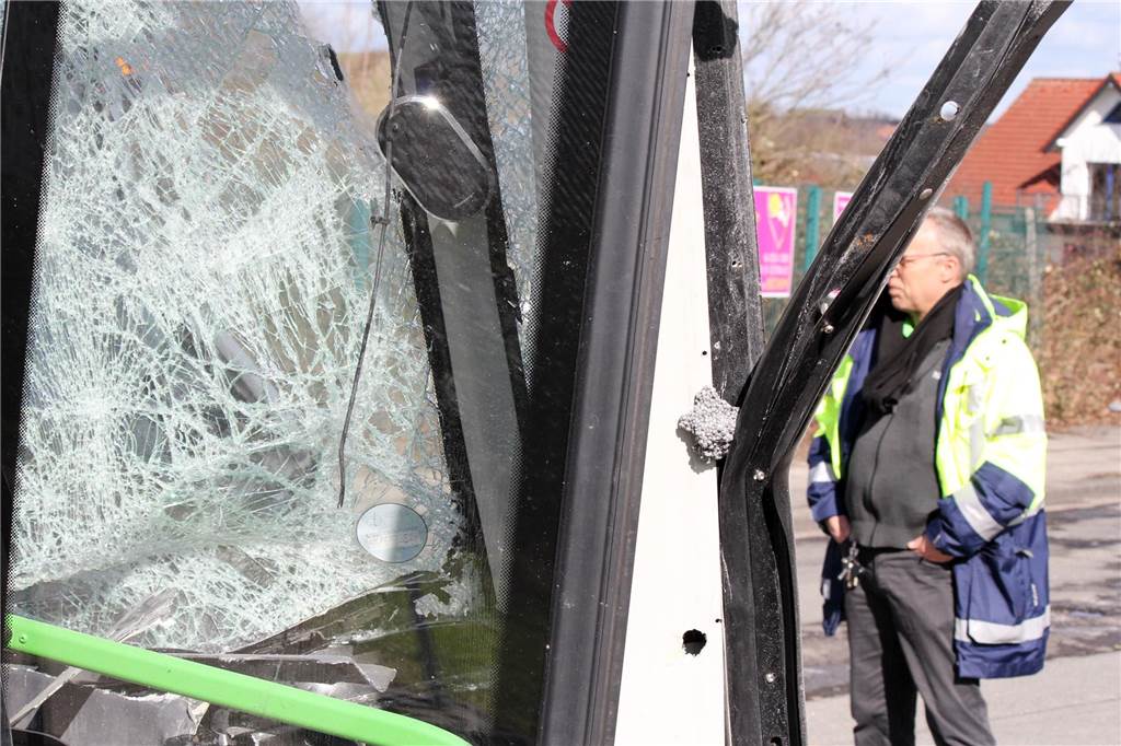 Spektakuläre Bilder von der Karlstraße: Bergung nach Busunglück von Castrop-Rauxel