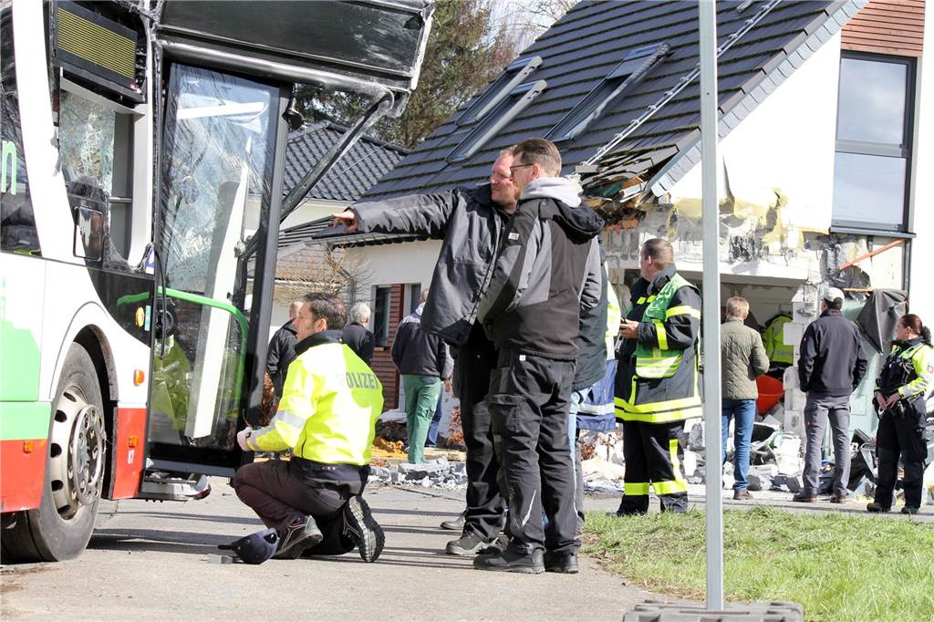 Spektakuläre Bilder von der Karlstraße: Bergung nach Busunglück von Castrop-Rauxel