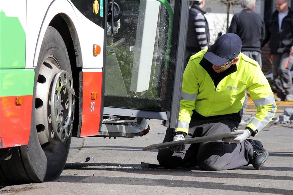 Spektakuläre Bilder von der Karlstraße: Bergung nach Busunglück von Castrop-Rauxel