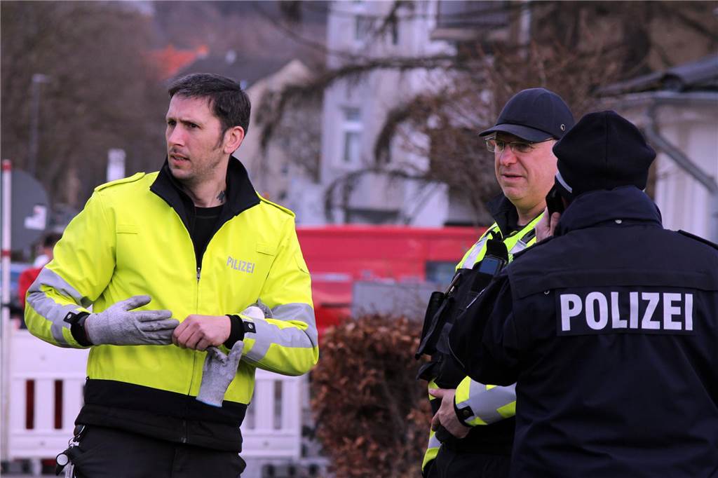 Spektakuläre Bilder von der Karlstraße: Bergung nach Busunglück von Castrop-Rauxel