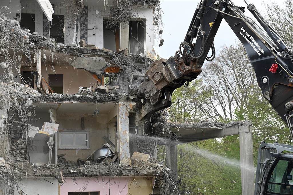 Wulfener Markt wird abgerissen: Bagger fressen sich immer weiter durch den Beton Wulfener Markt wird abgerissen: Bagger fressen sich immer weiter durch den Beton